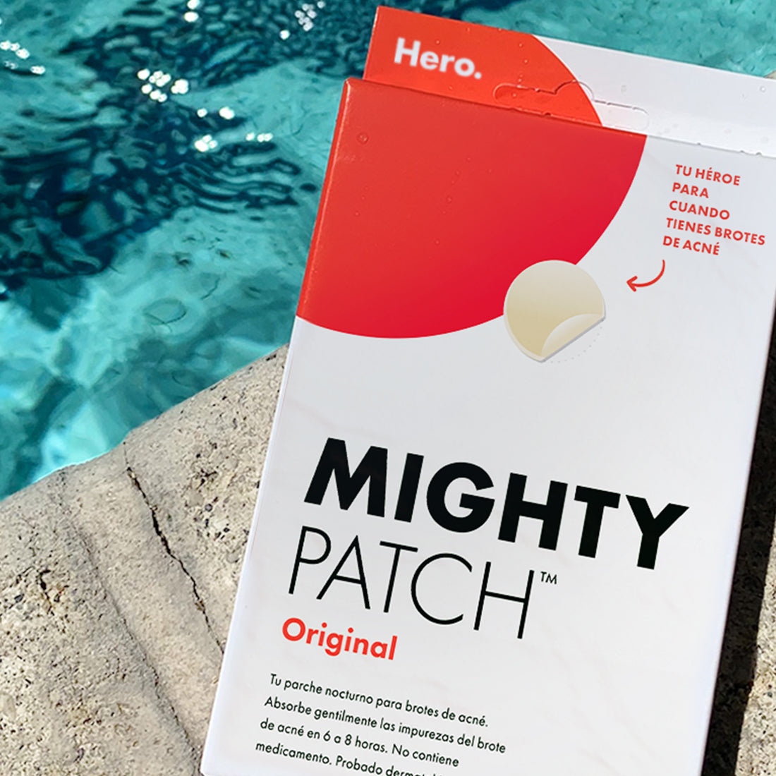 Aplicando parche de acné Mighty Patch en la frente